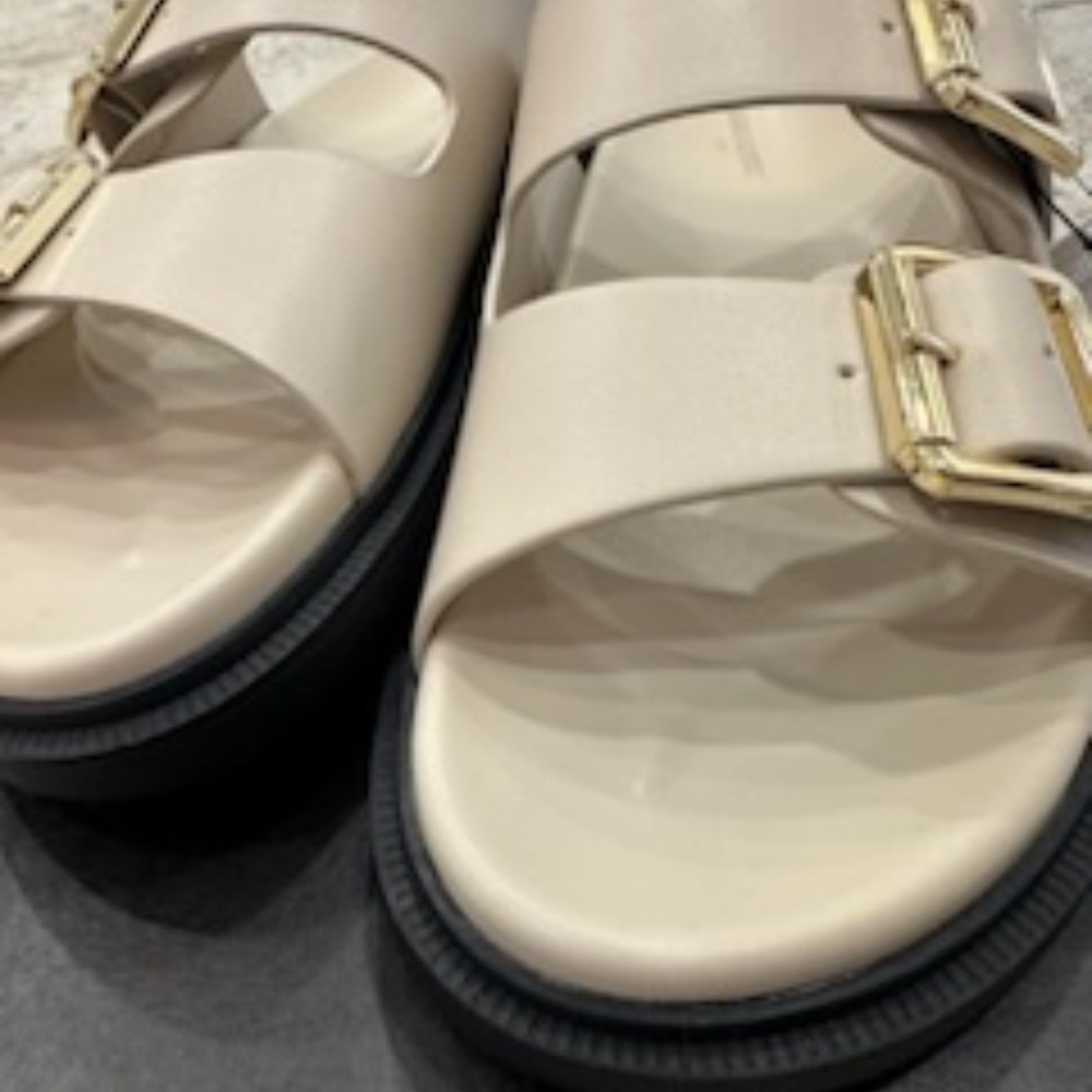 Banana Republic Vegan Leather Cream Sandal sz 8.5 NWT